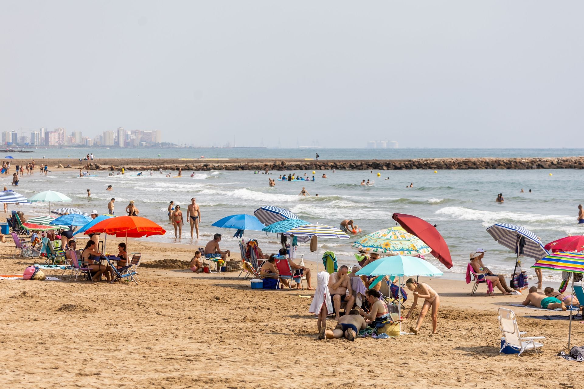 Port Saplaya, la playa contaminada y limpia al mismo tiempo