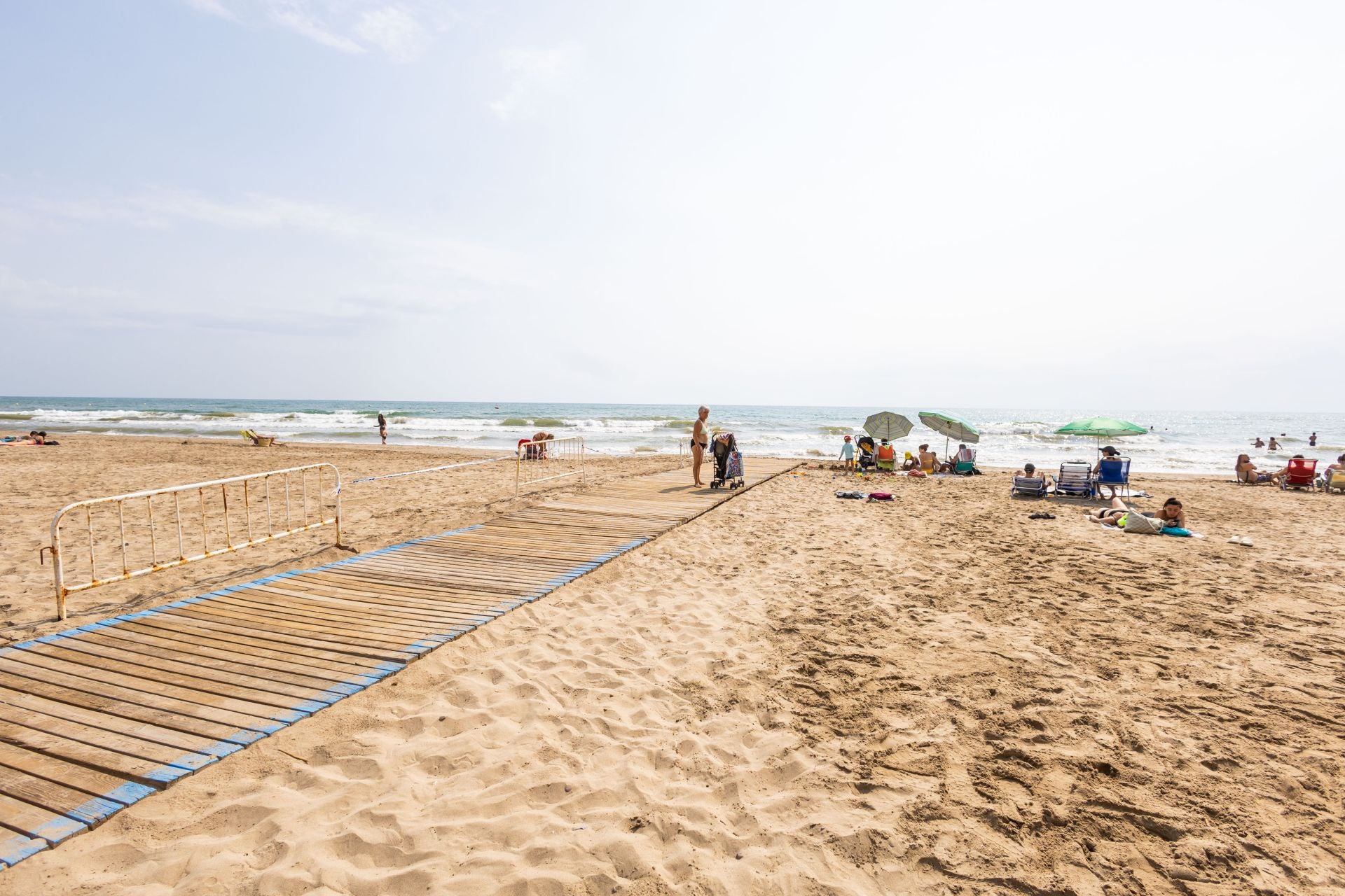Port Saplaya, la playa contaminada y limpia al mismo tiempo