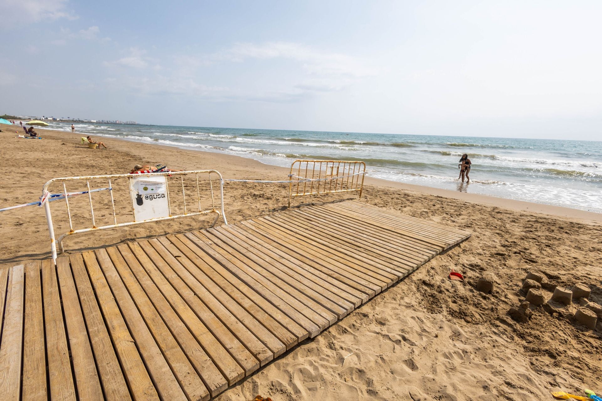 Port Saplaya, la playa contaminada y limpia al mismo tiempo