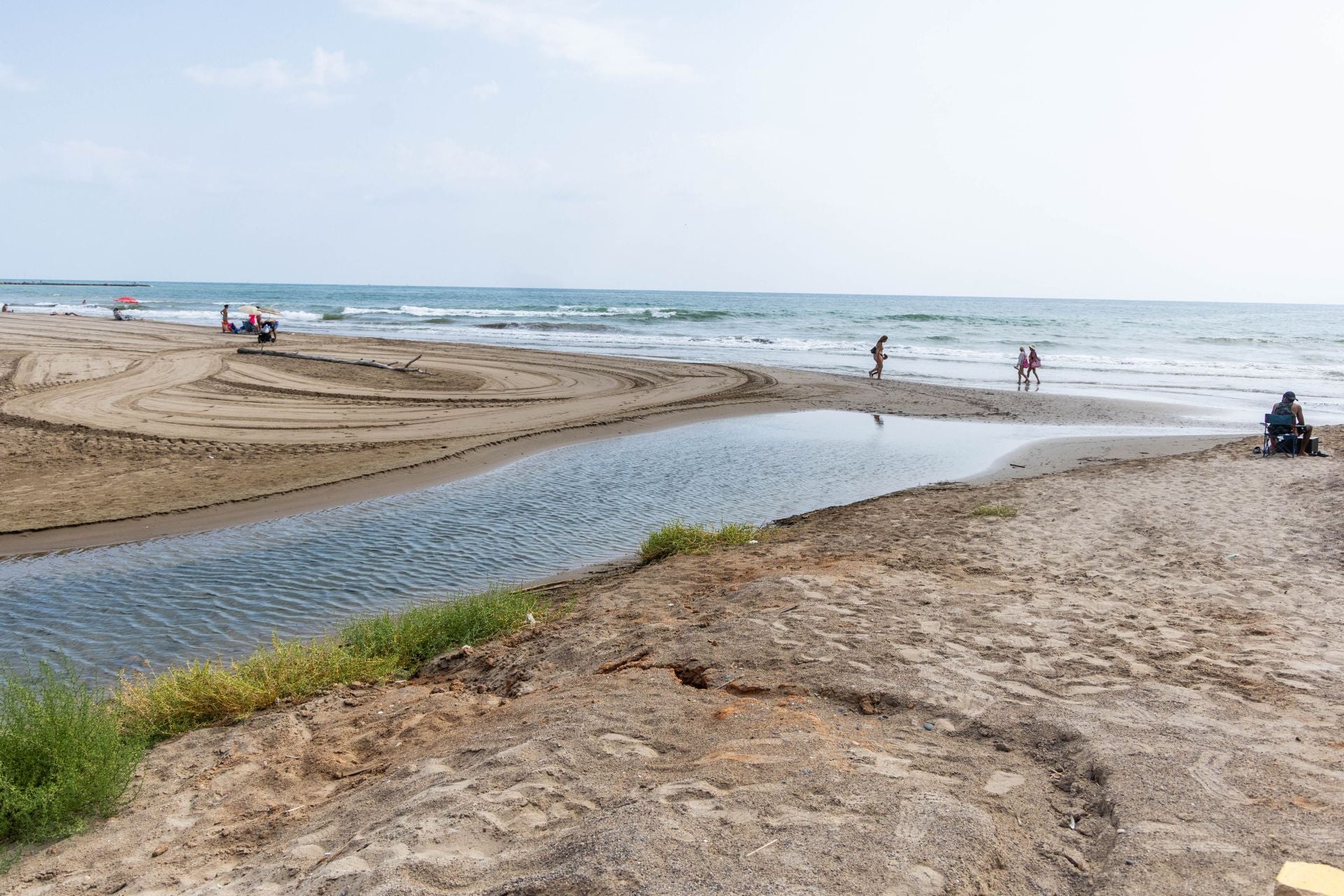 Port Saplaya, la playa contaminada y limpia al mismo tiempo