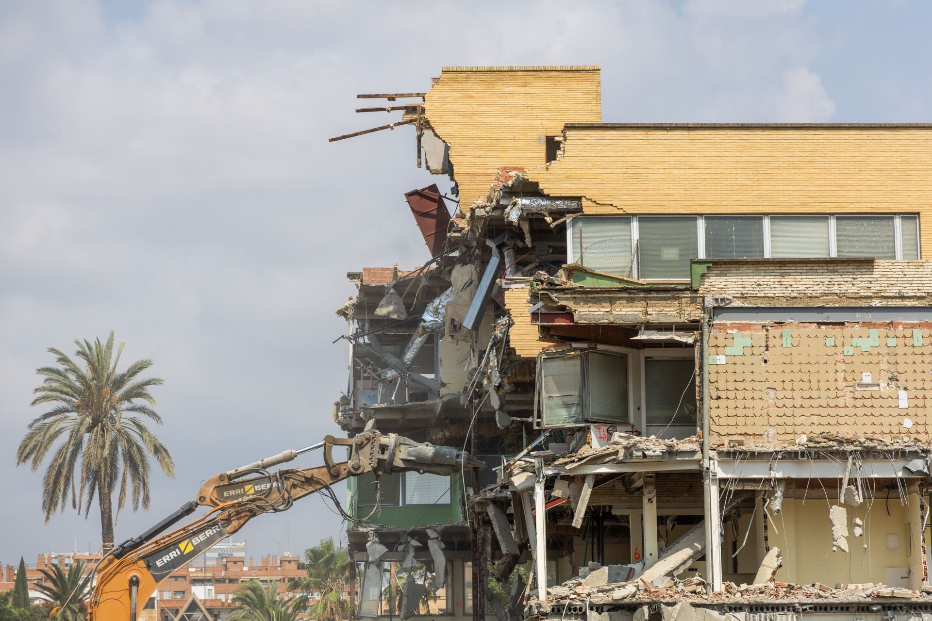 FOTOS | Derribo del edificio de maternidad de la antigua Fe