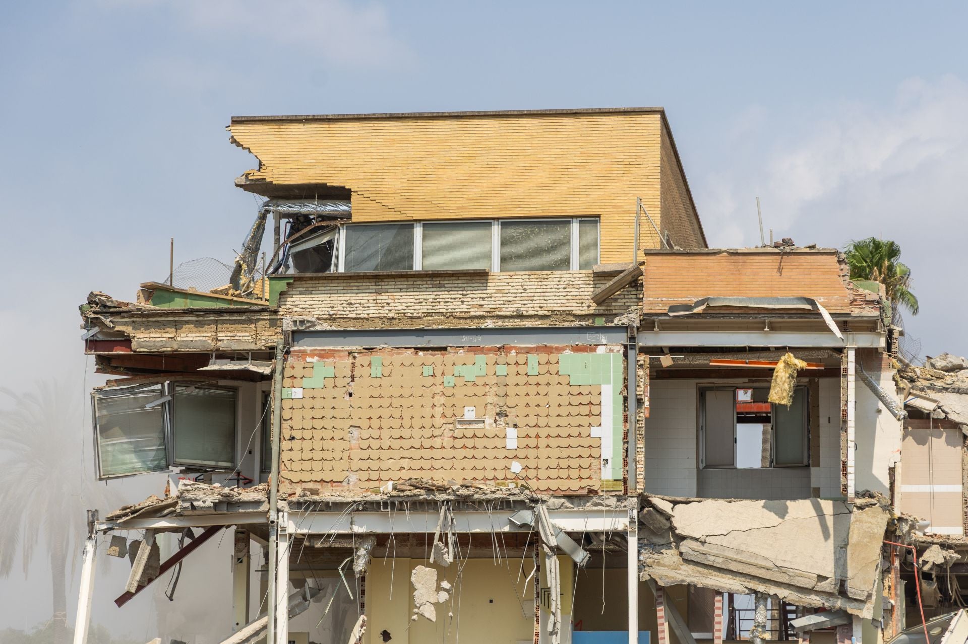 FOTOS | Derribo del edificio de maternidad de la antigua Fe