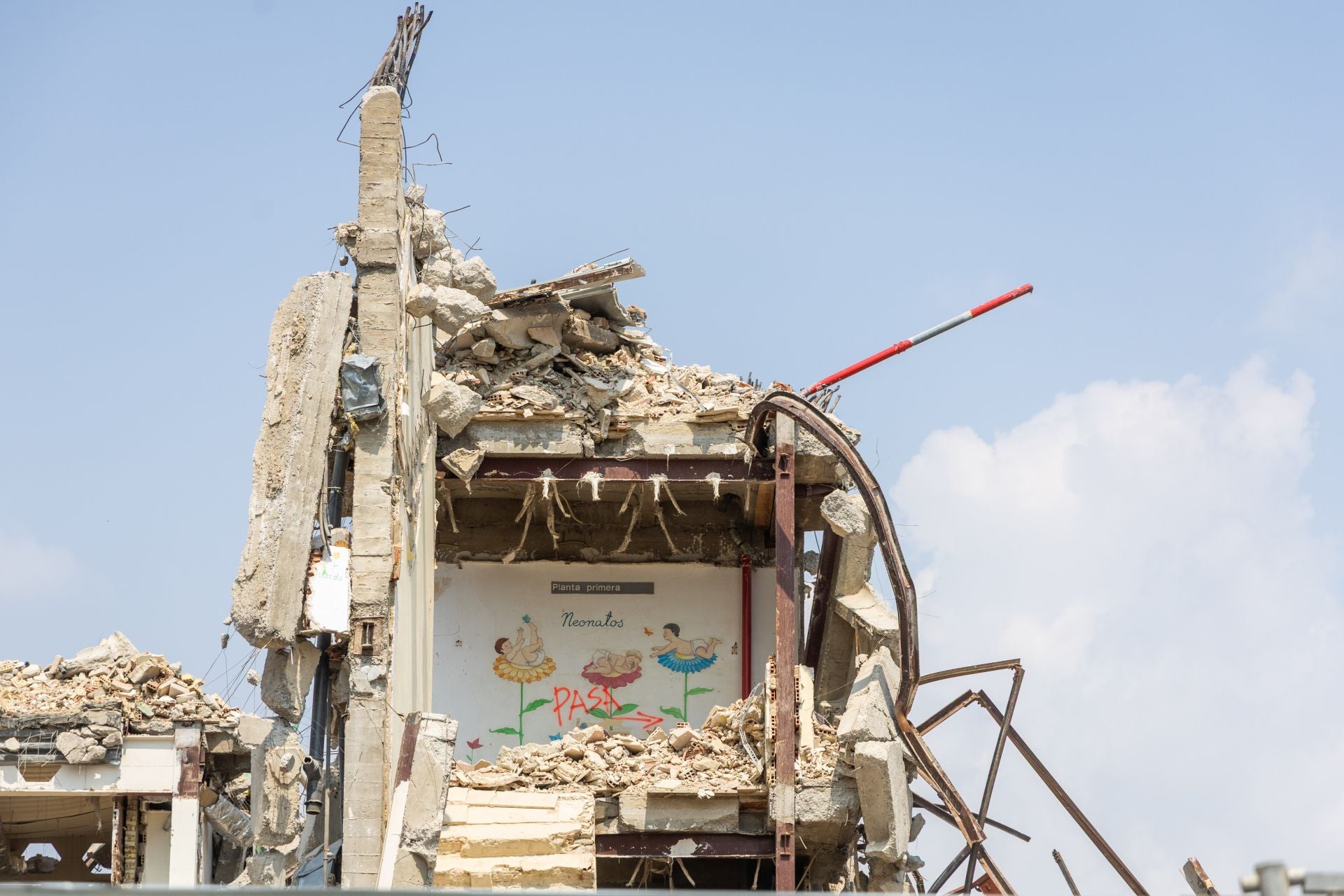 FOTOS | Derribo del edificio de maternidad de la antigua Fe