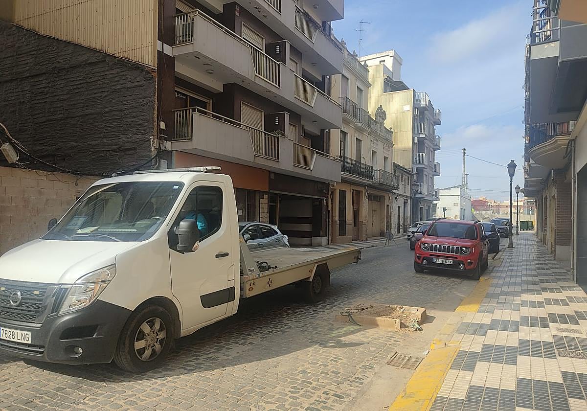 Una de las calles afectadas por la riada en Algemesí.