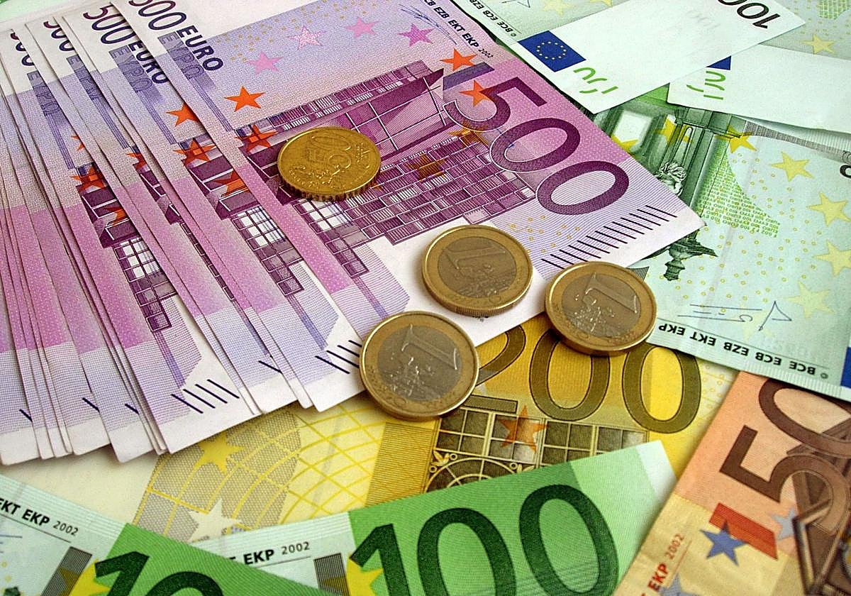 Imagen de archivo de billetes y monedas de euro.