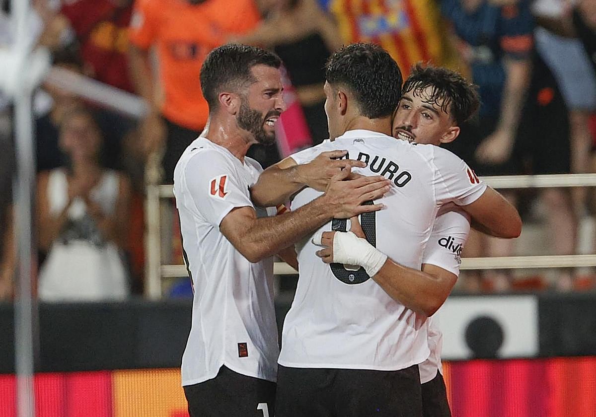 Gayà, Hugo Duro y Diego López celebran el gol ante la Real Sociedad.