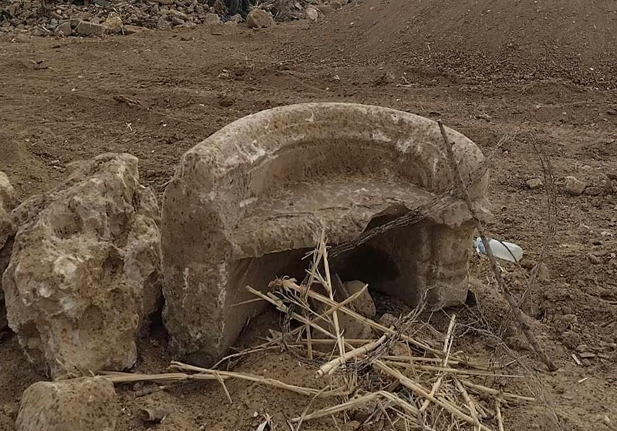 Parte del banco que formó parte de la 'tortatada' que se ha encontrado en Paiporta.
