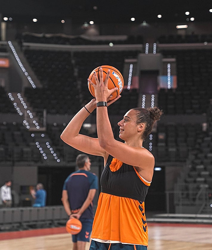 Imagen secundaria 2 - Las jugadoras de Valencia Basket entrenando en el Roig Arena. 