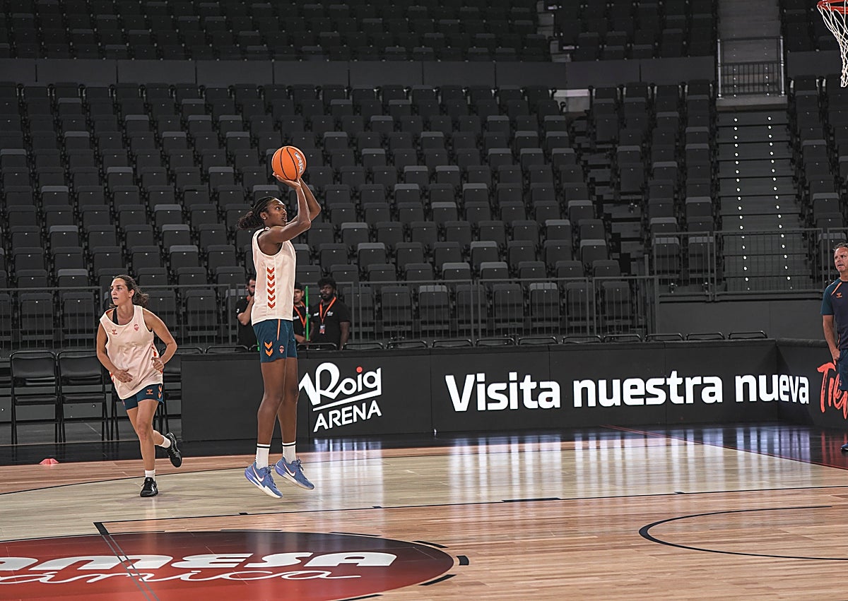 Imagen secundaria 1 - Las jugadoras de Valencia Basket entrenando en el Roig Arena. 
