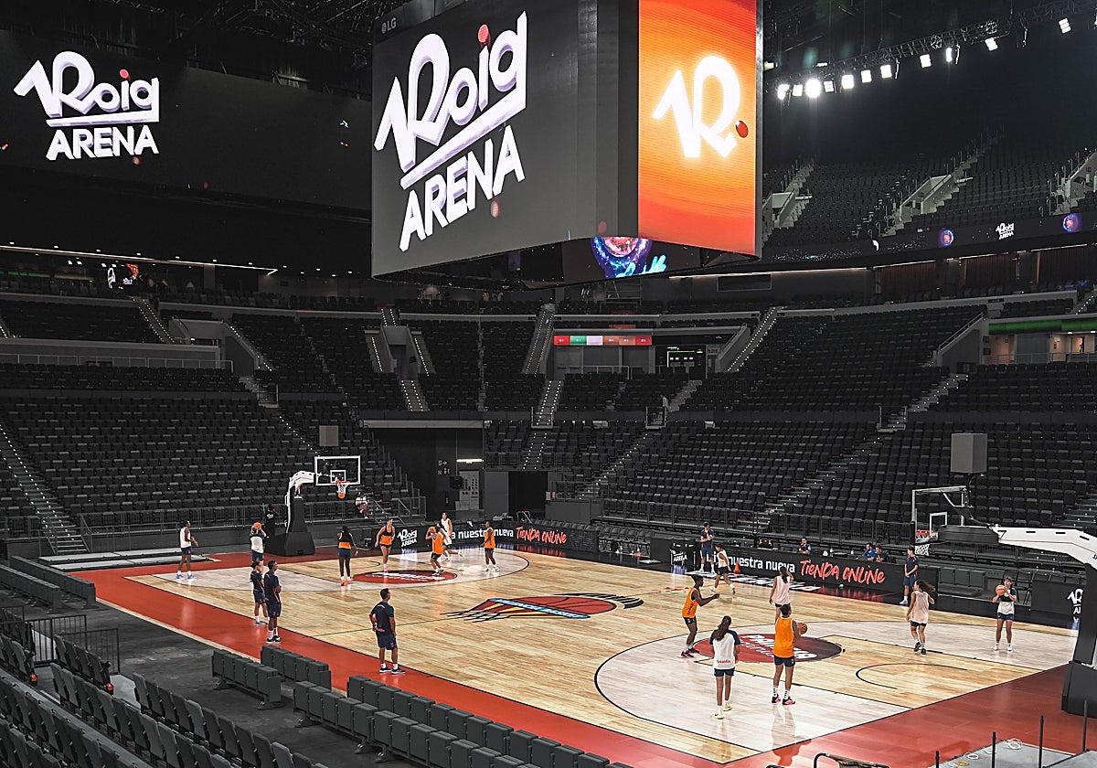 Valencia Basket femenino entrenando en el Roig Arena.