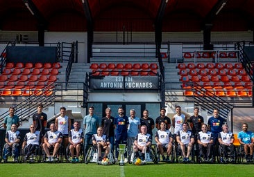 El equipo de A-Ball da una visita sorpresa a Corberán y los jugadores del Valencia