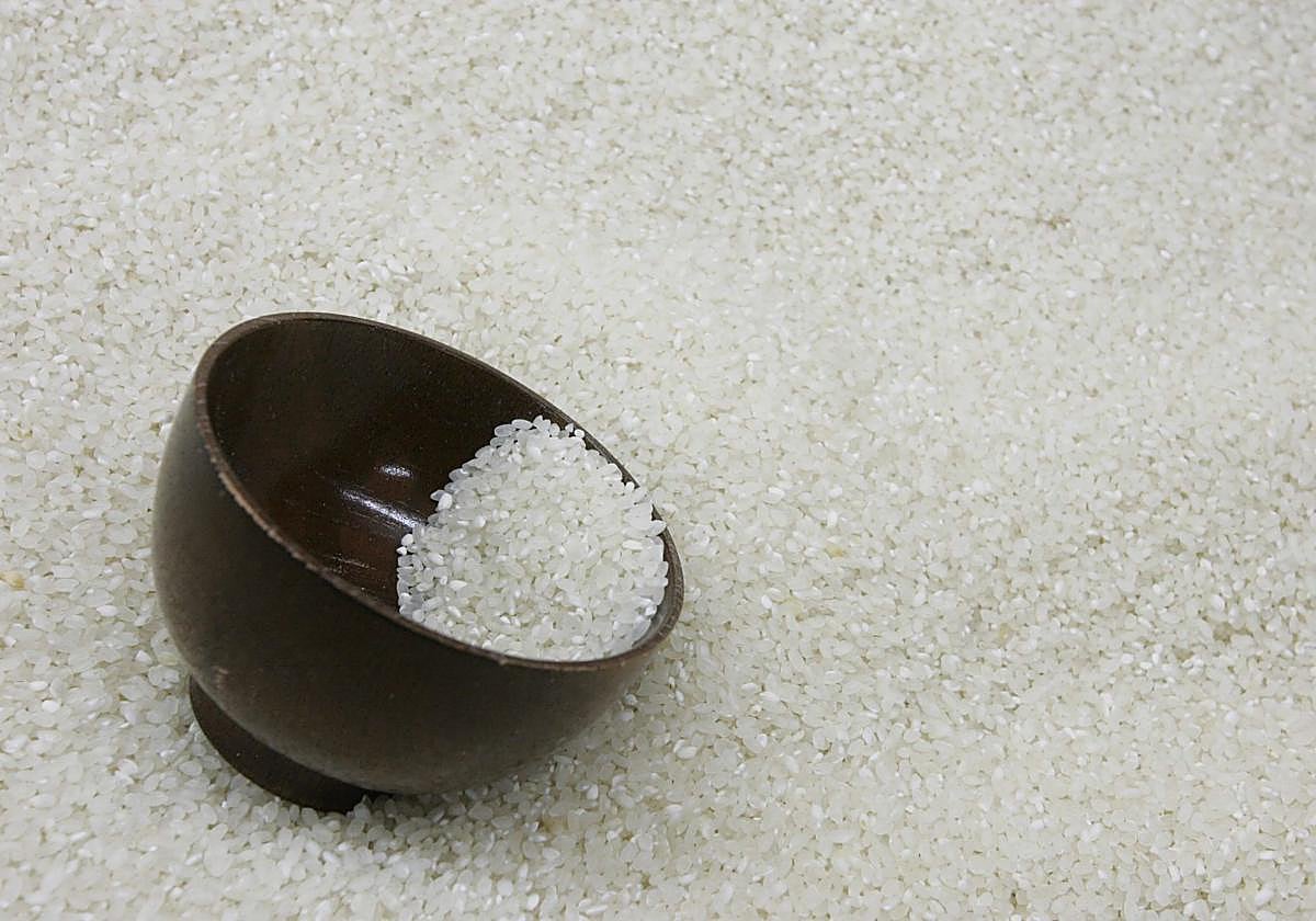 Imagen de archivo de un cuenco y kilos de arroz.