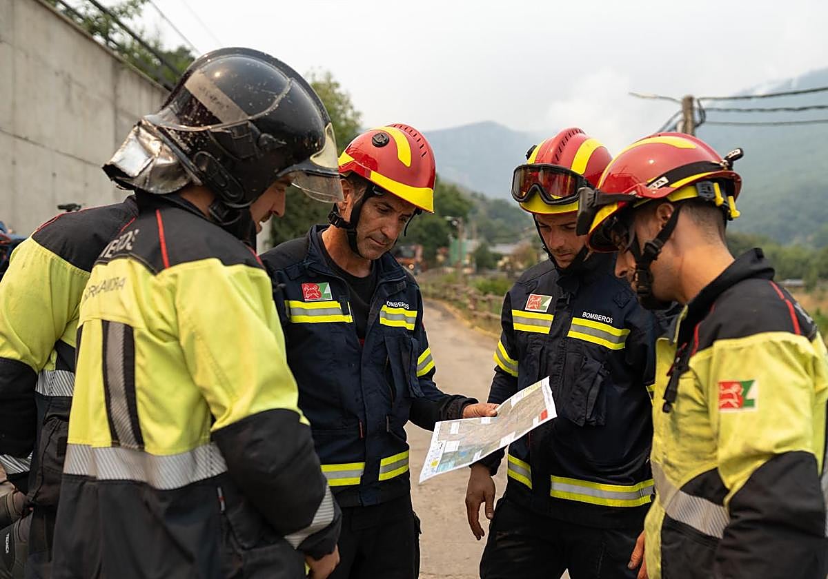 Varios bomberos colaboran en la extinción de un incendio.