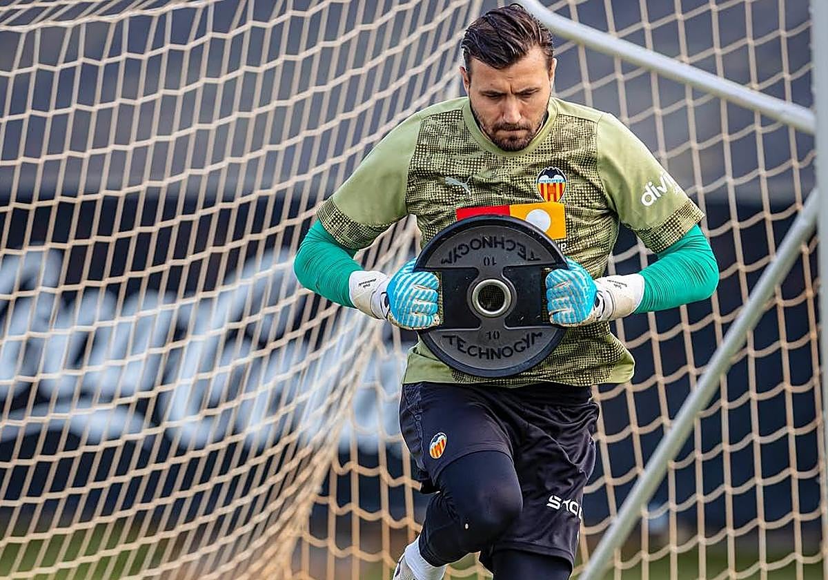 Stole Dimitrievski, en un entrenamiento con el Valencia.