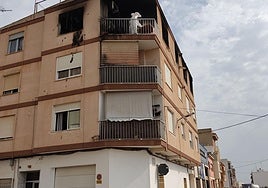 Agentes inspeccionando la vivienda.