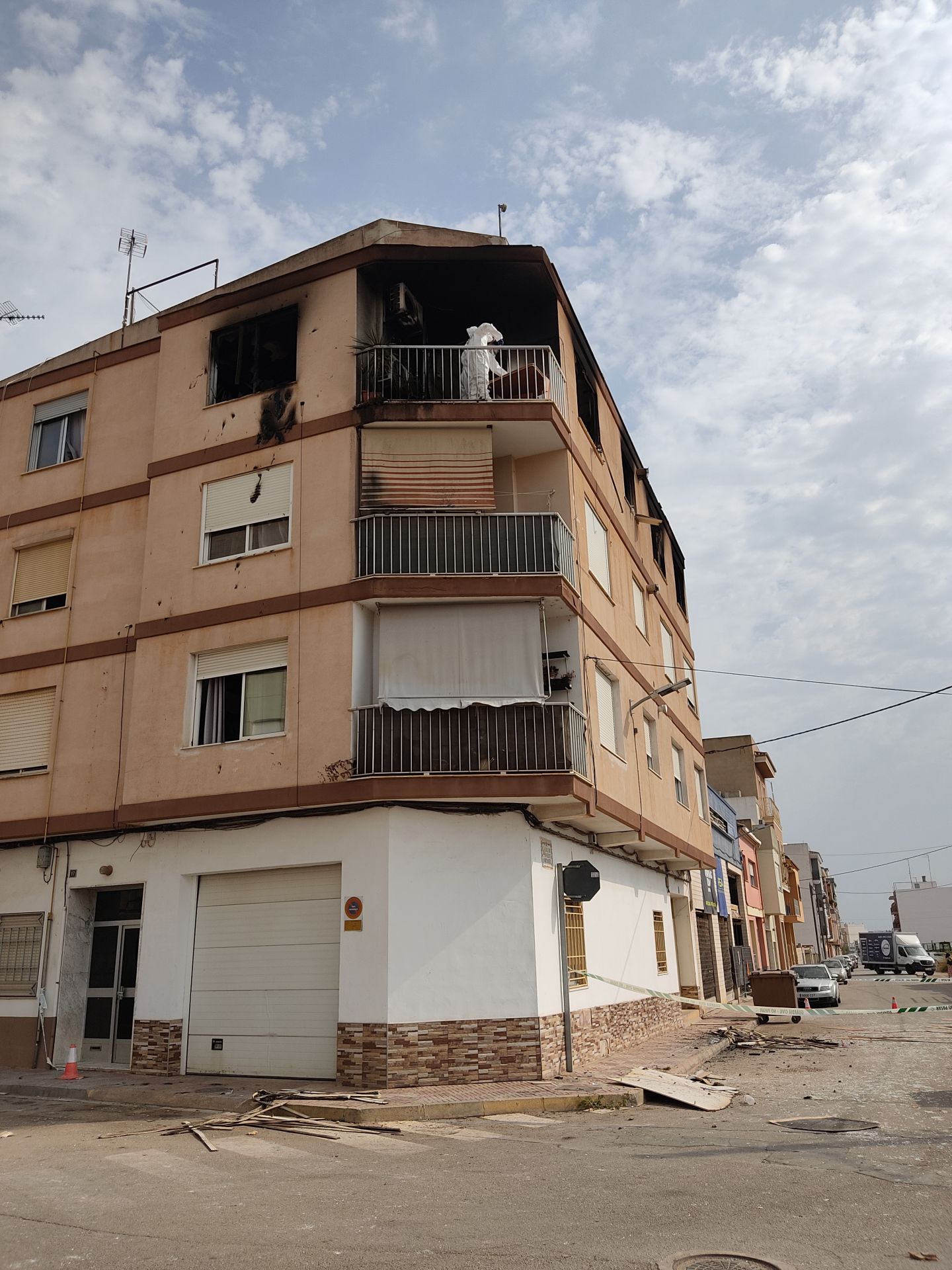 Agentes inspeccionando la vivienda.