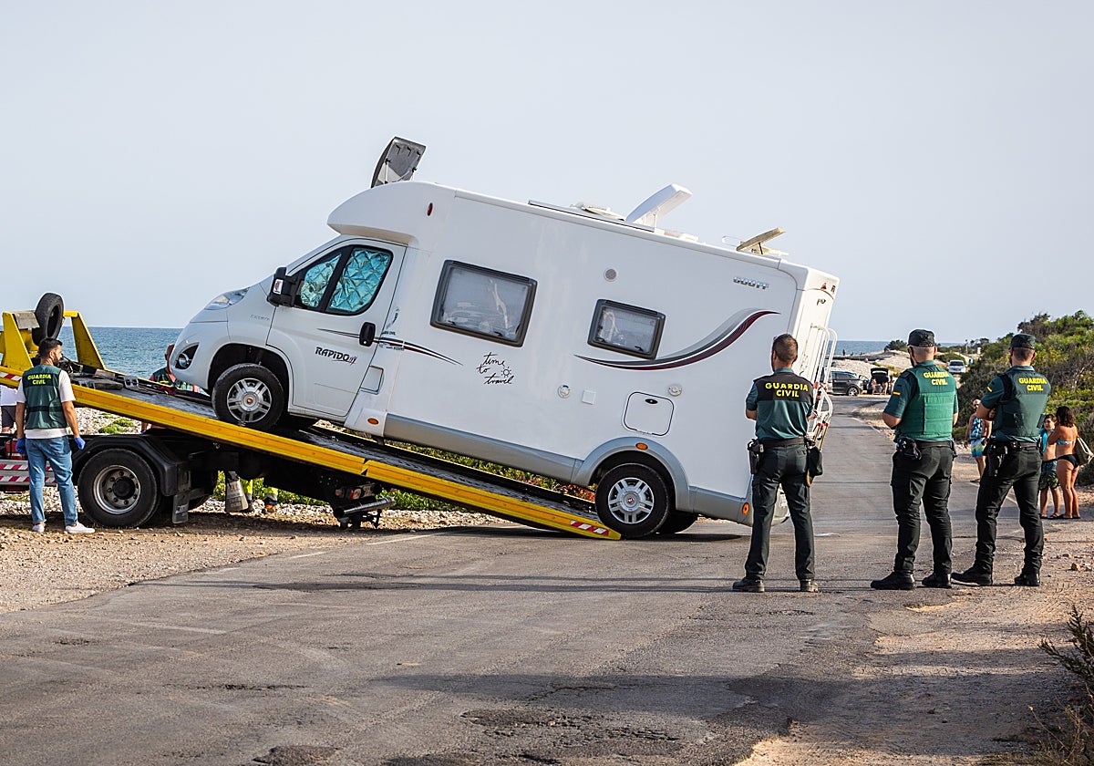 Una grúa retira la autocaravana de la víctima.
