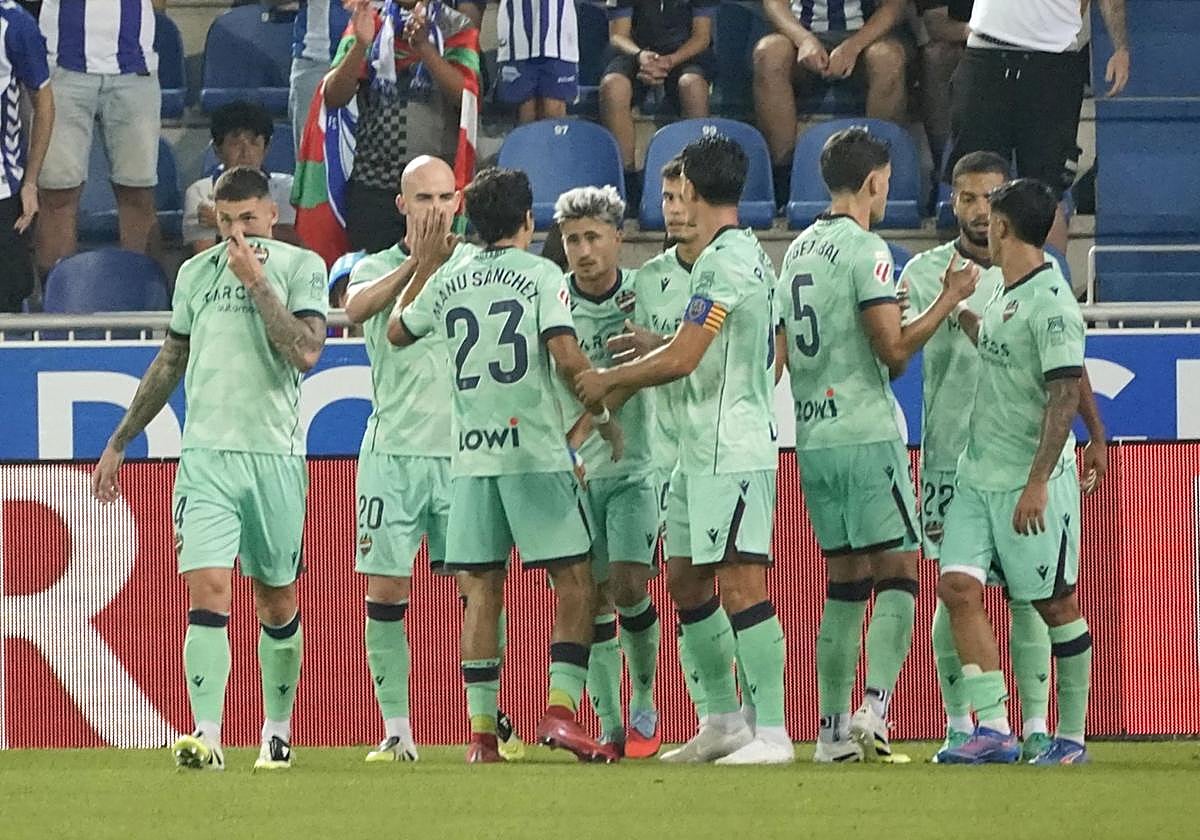 Los jugadores del Levante celebran el gol de Toljan en Mendizorroza.
