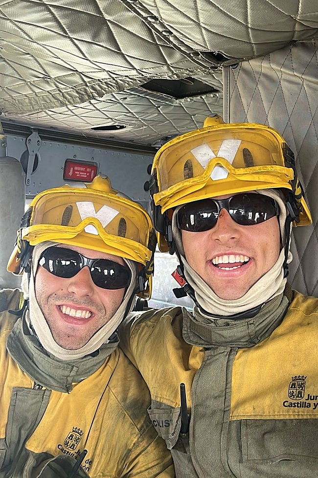 Ricardo, a la izquierda, con un compañero en el helicóptero.