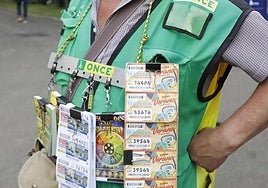 Un vendedor de la ONCE en una imagen de archivo.