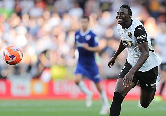 Umar Sadiq disputa el balón durante un partido con el Valencia