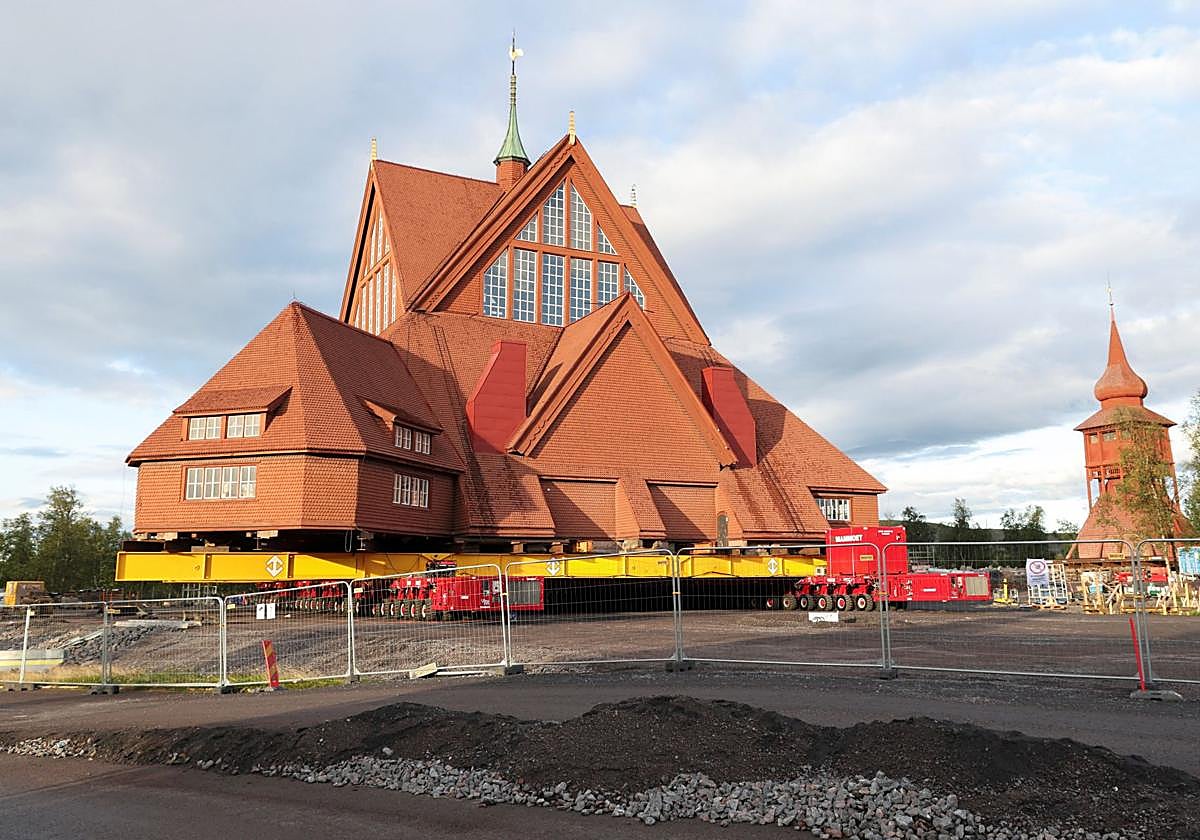 Una iglesia de 600 toneladas viaja 5 kilómetros por carretera para evitar su hundimiento