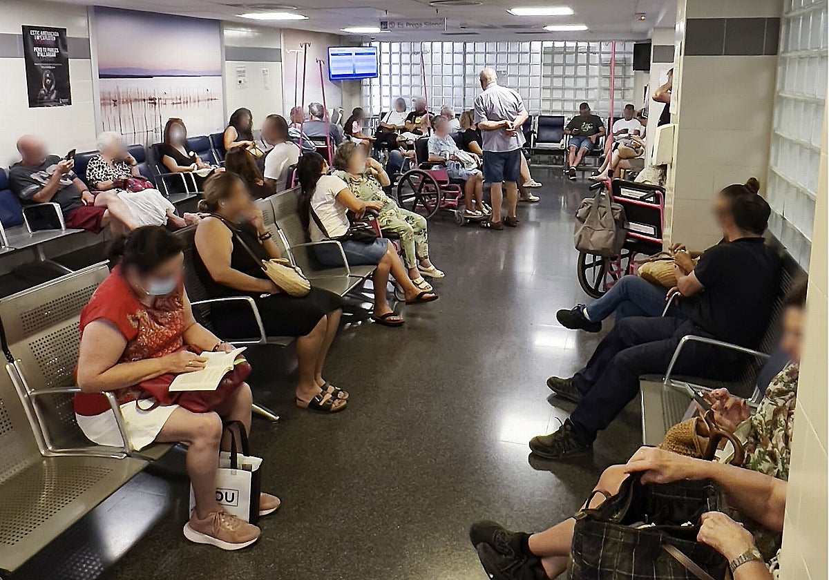 Numerosos pacientes en la sala de espera de Urgencias del Arnau.