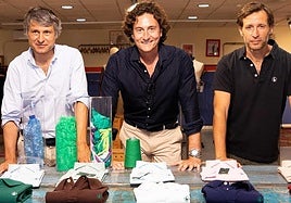 El director ejecutivo de la empresa, Paco Mataix, en el centro, acompañado de los hermanos Álvaro y Clemente Cebrián, fundadores de El Ganso, que usaron los hilos de Belda Llorens, en una fotografía de 2021.