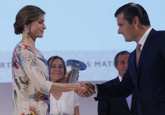 La Reina Letizia entrega el premio nacional a la industria textil de cabecera a José Royo.