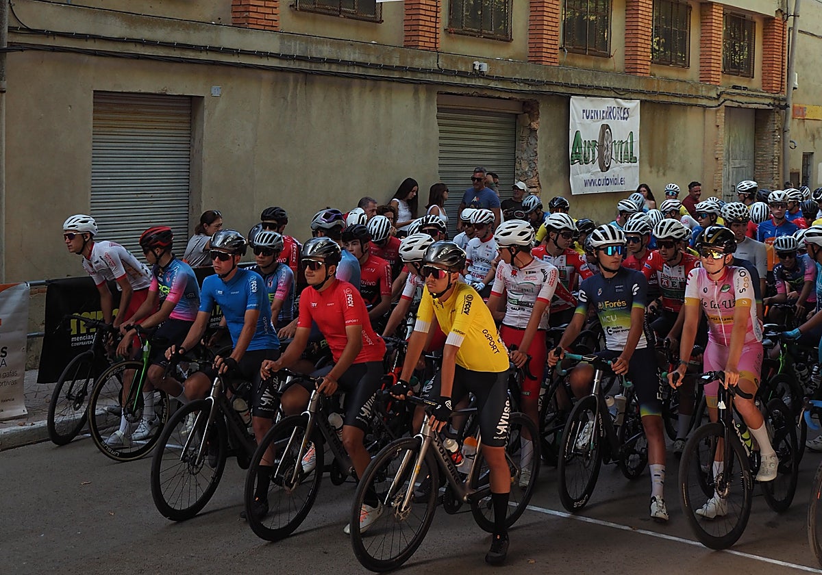 Un momento antes de la salida de la Vuelta a Camporrobles.