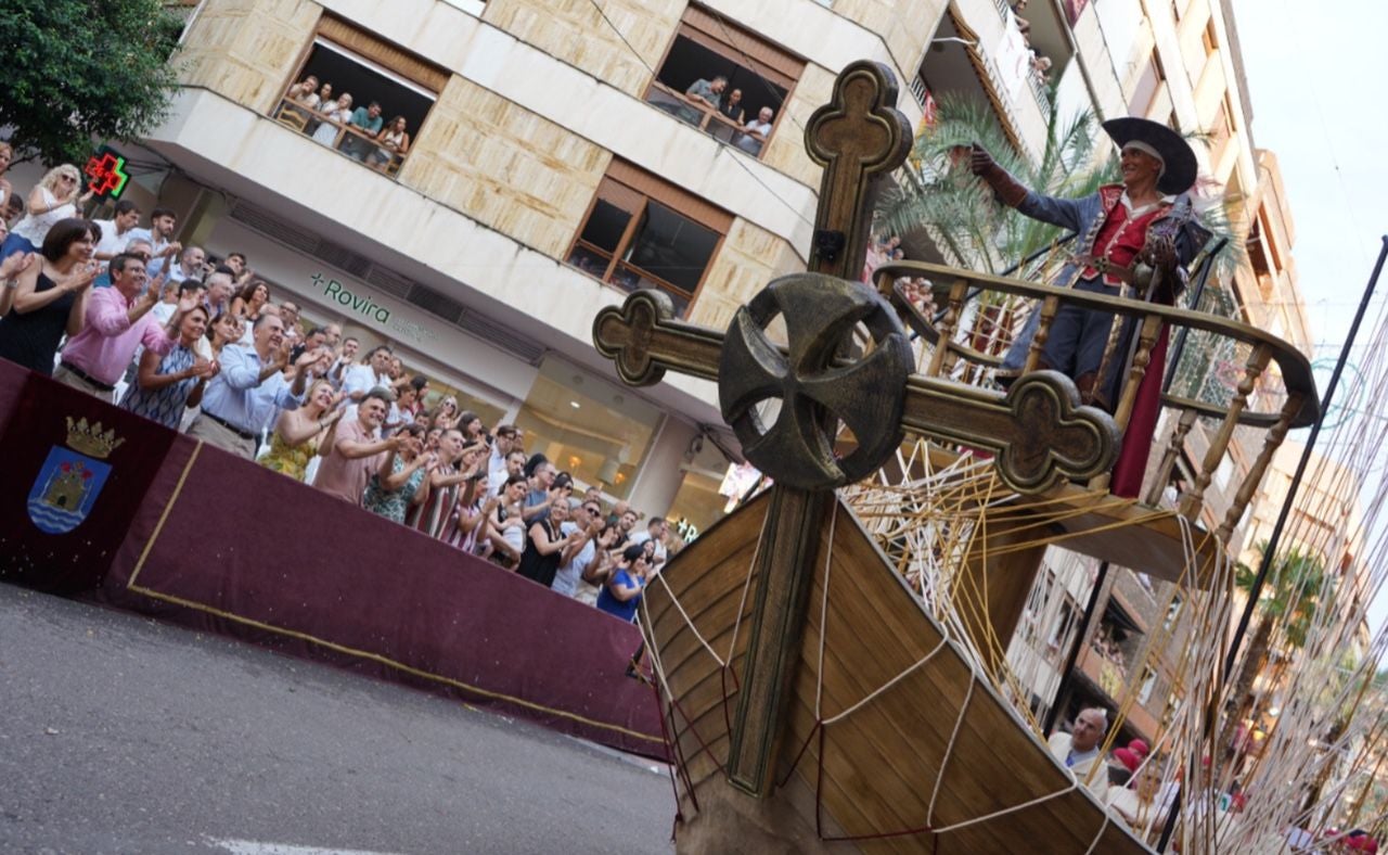 El barco del capitán cristiano, Javier Ureña, a su paso por delante de la tribuna de autoridades.