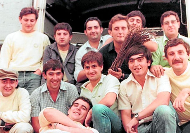 Pedro Sancho, con bigote a la drecha de la imagen, junto a los amigos.