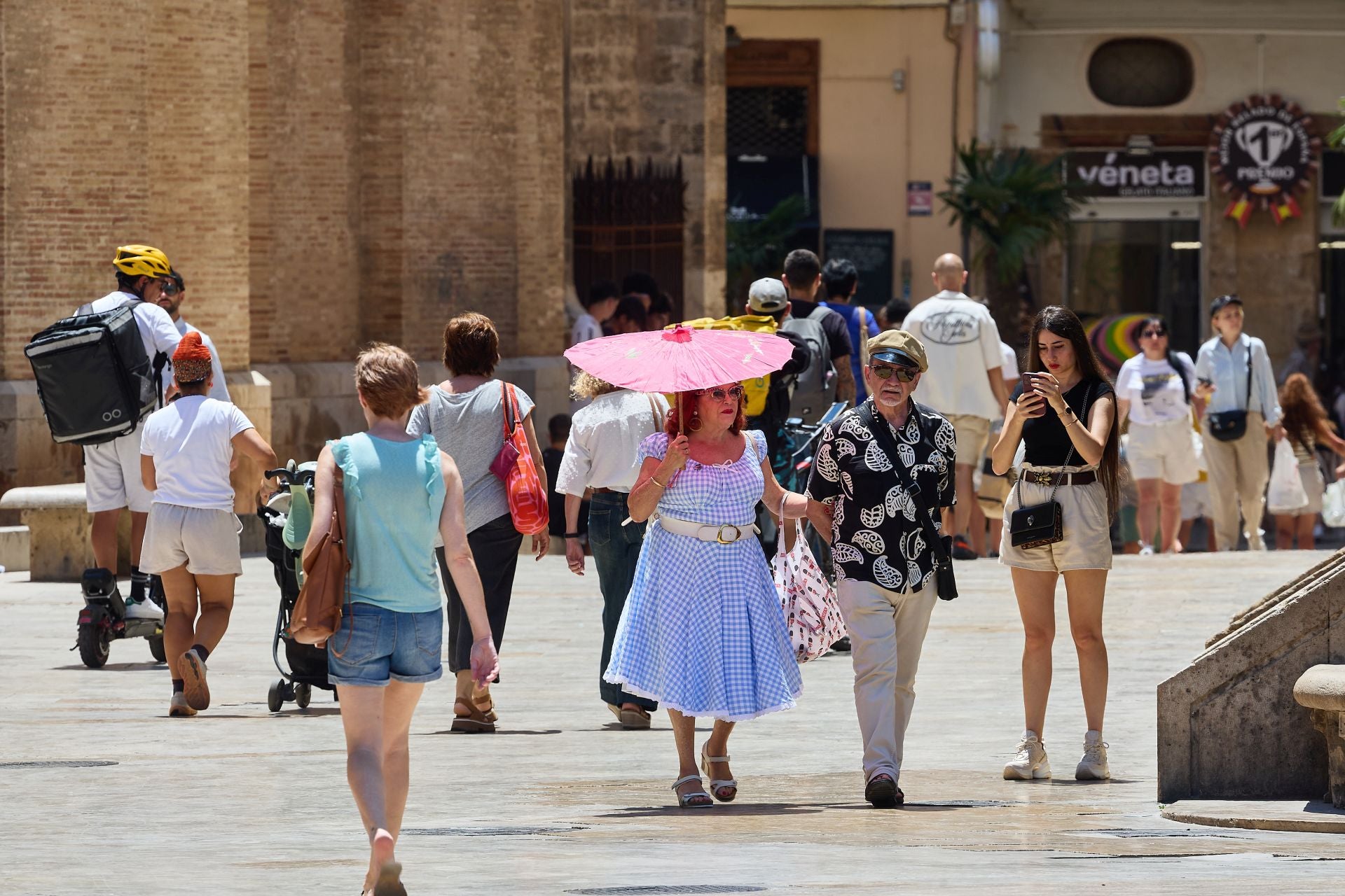 Personas caminando por el centro de Valencia