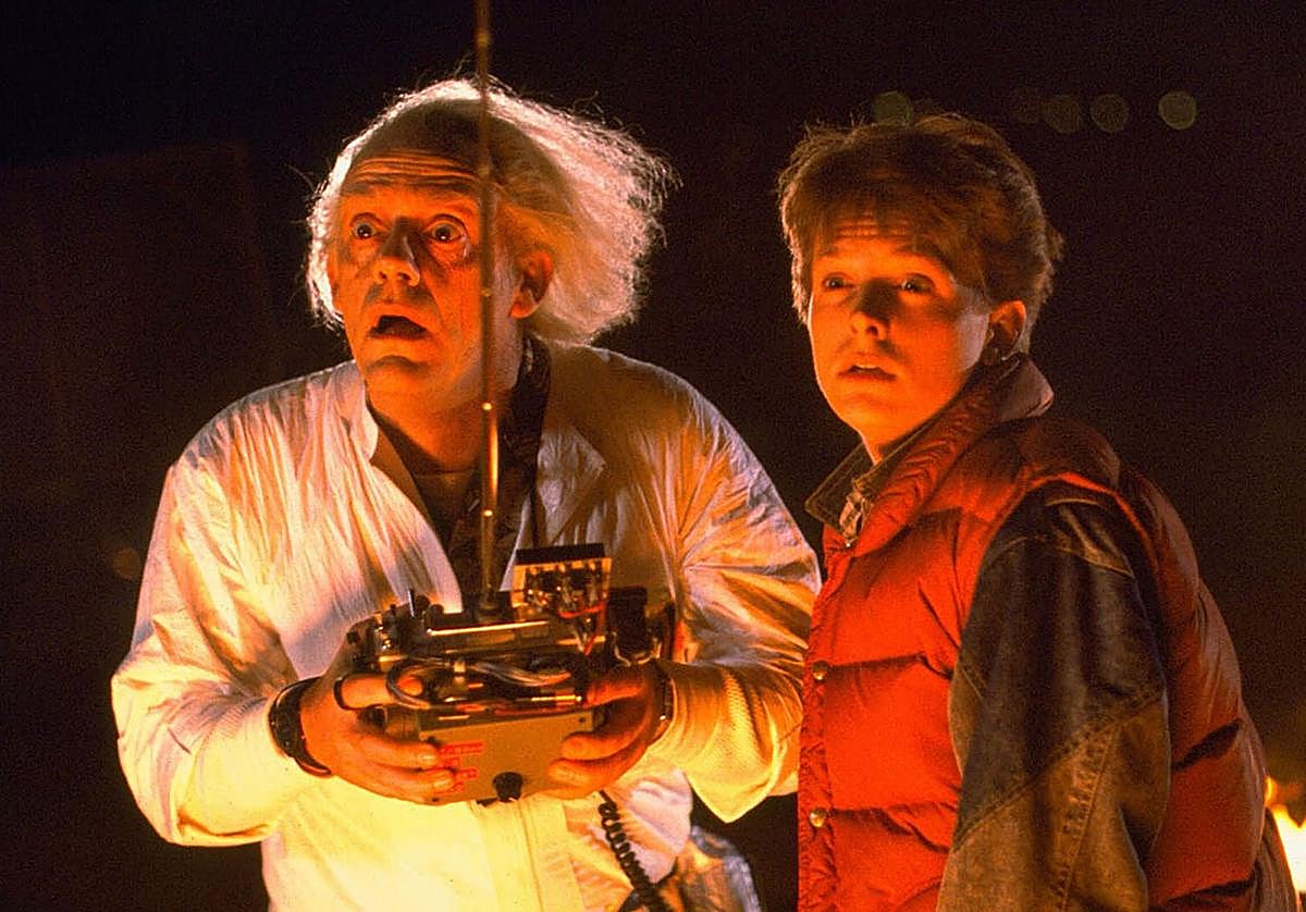 El Dr. Emmett Brown (Cristopher Lloyd) y Marty McFly (Michel J. Fox).