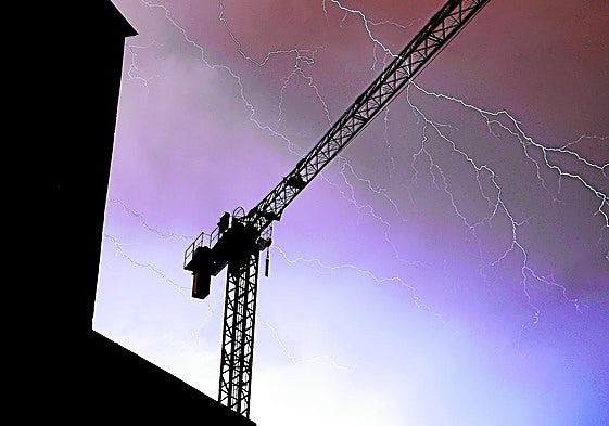 Un rayo en una tormenta seca.