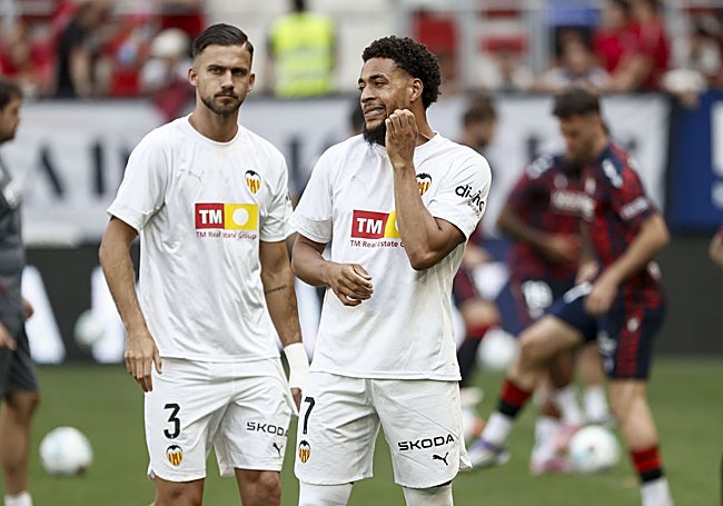 Copete y Danjuma, durante el calentamiento antes del partido ante Osasuna.