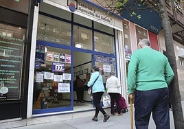 Jugadores hacen cola en una adminsitración de Lotería, imagen de archivo.