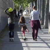 Una madre pasea con sus dos hijas por un parque de Madrid, en una imagen de archivo.