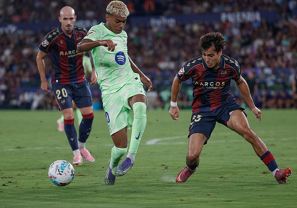 Manu Sánchez defiende una acción contra Lamine Yamal.