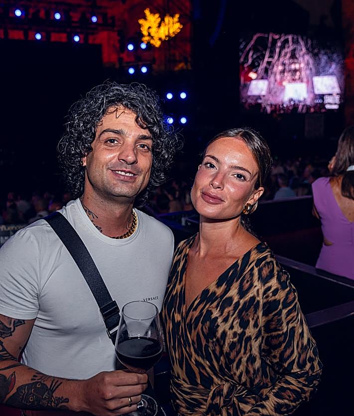 Imagen secundaria 2 - Paula Echevarría y Carmen Lomana enloquecen con la fiesta de Mario Vaquerizo y Alaska en Marbella