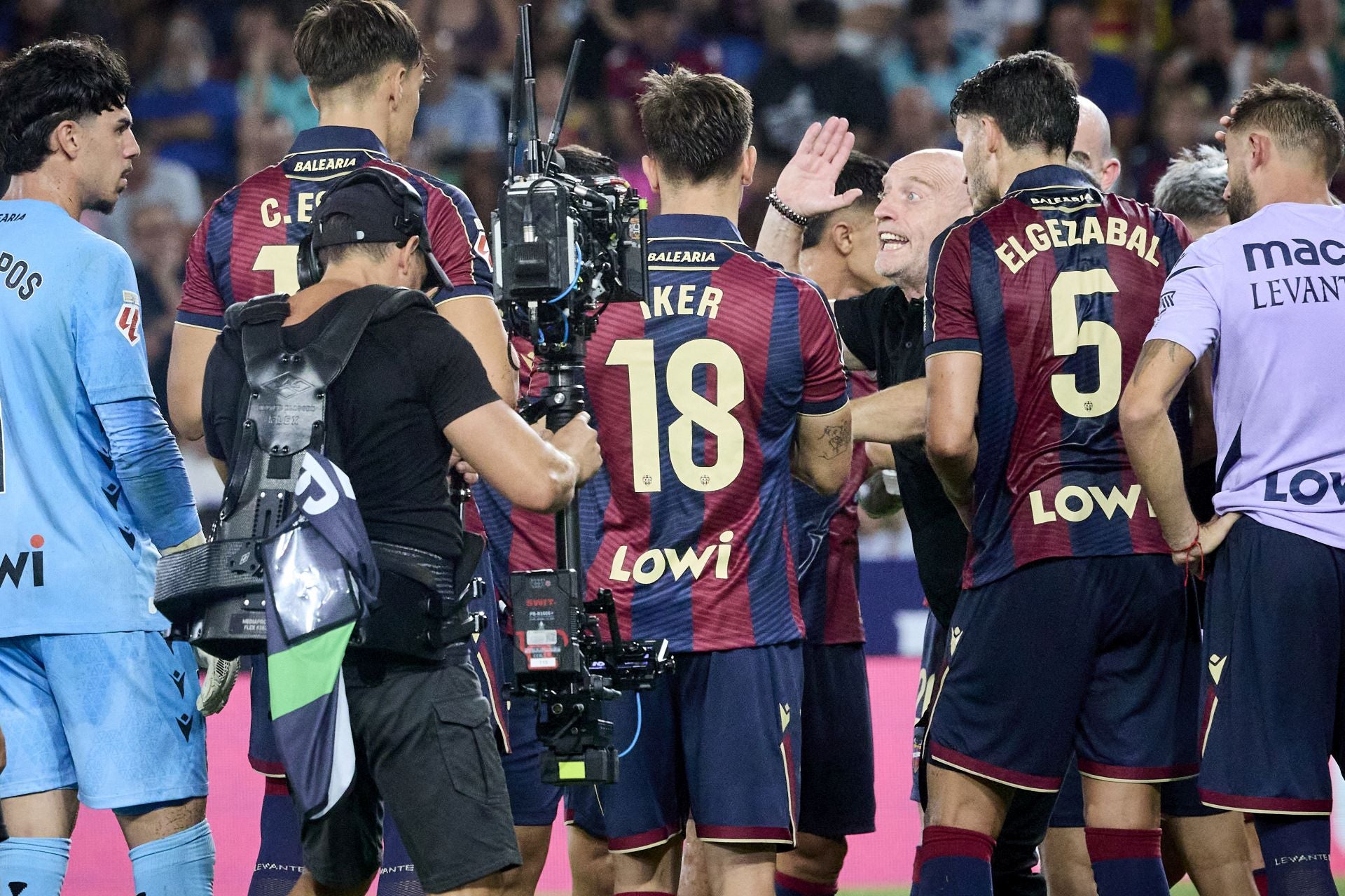 Los jugadores del Levante, en el partido contra el Barça.