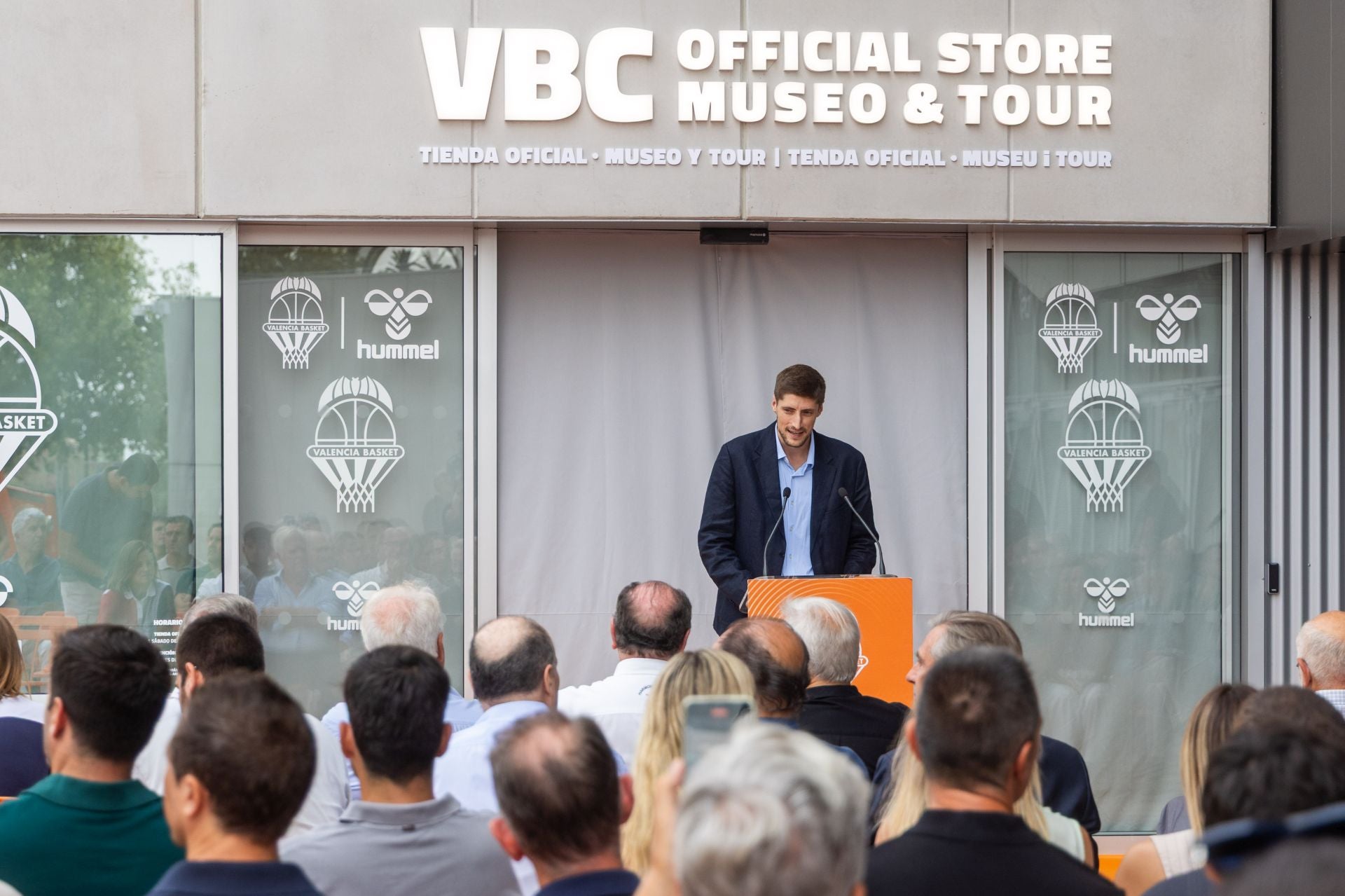 El Valencia Basket estrena nueva tienda en el Roig Arena