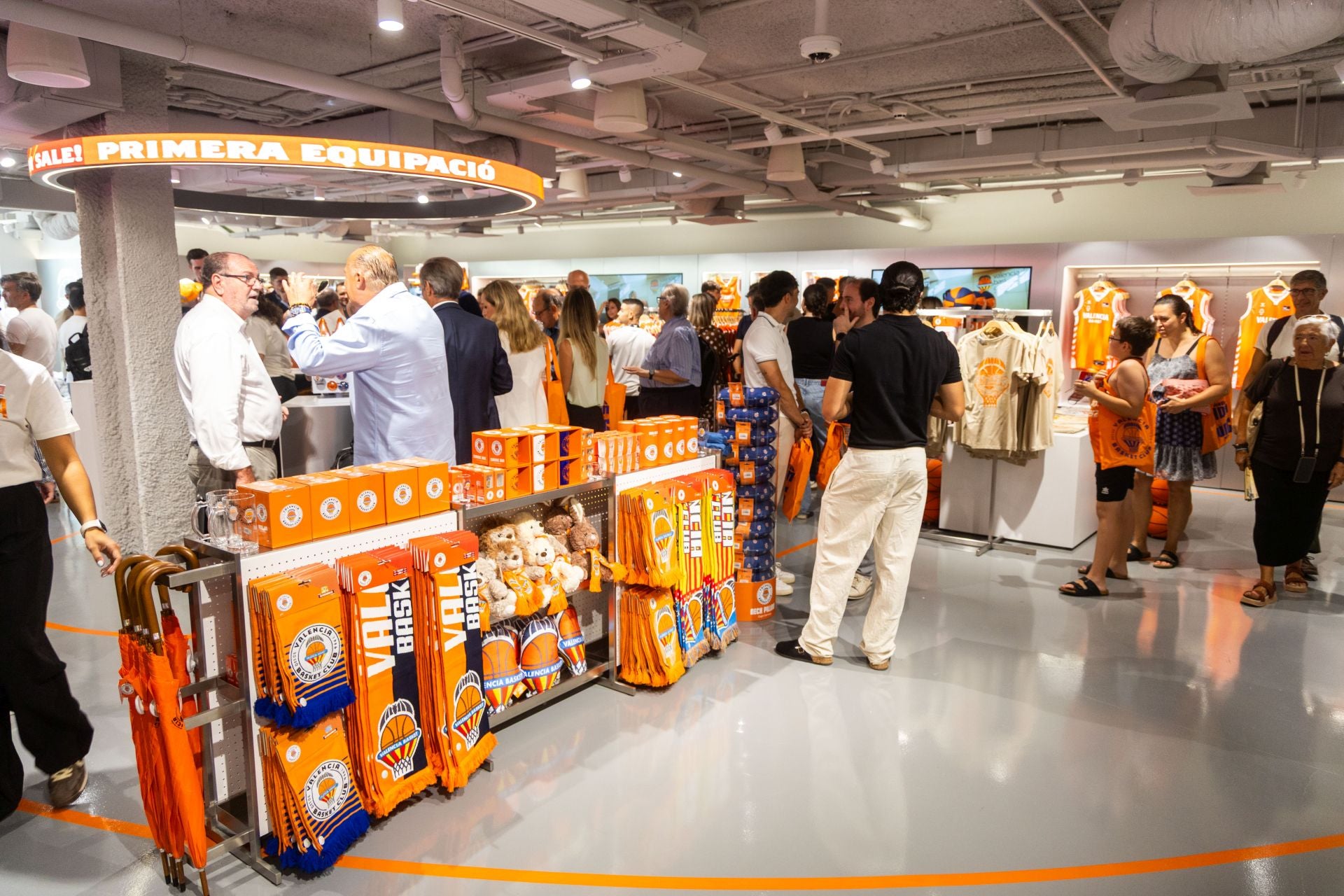 El Valencia Basket estrena nueva tienda en el Roig Arena