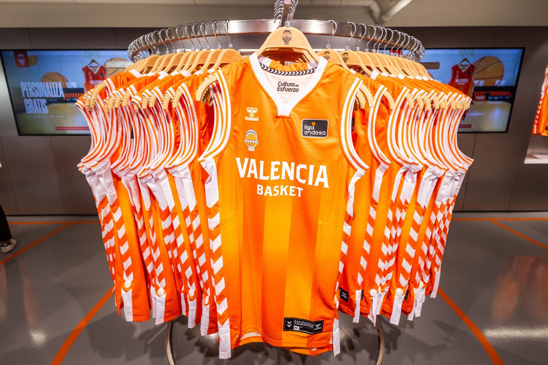 El Valencia Basket estrena nueva tienda en el Roig Arena