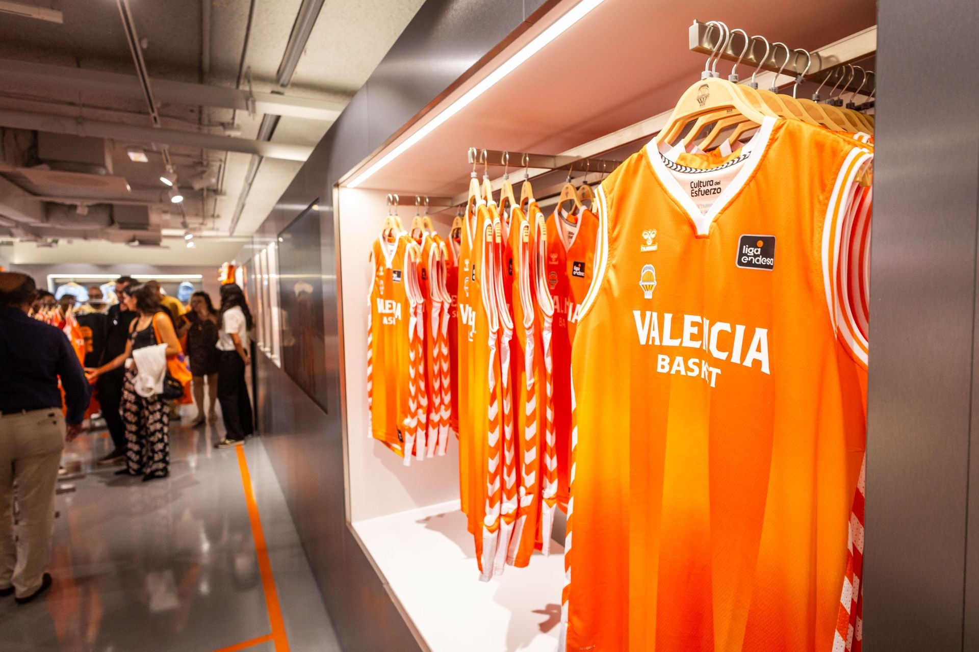 El Valencia Basket estrena nueva tienda en el Roig Arena