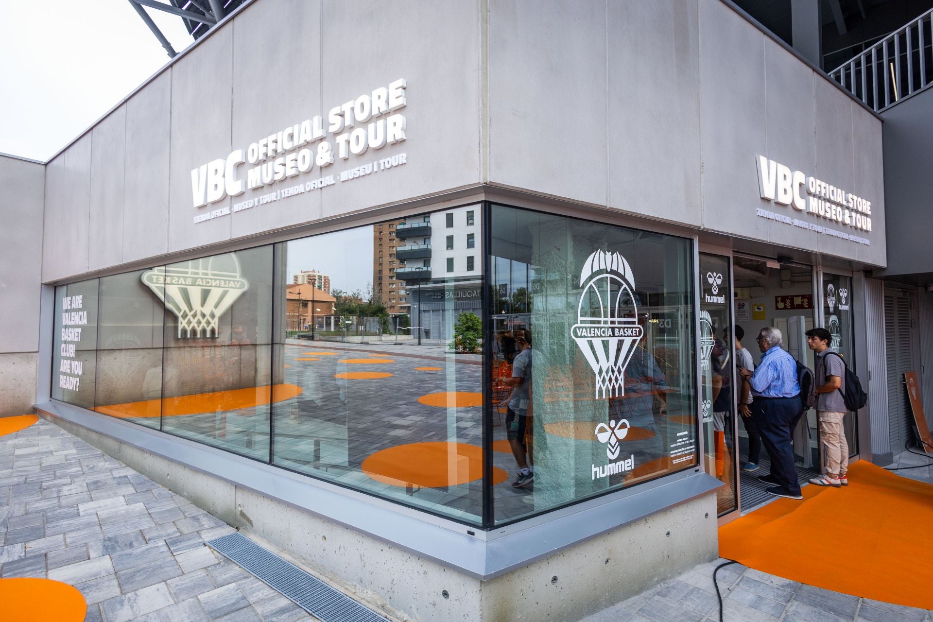 El Valencia Basket estrena nueva tienda en el Roig Arena