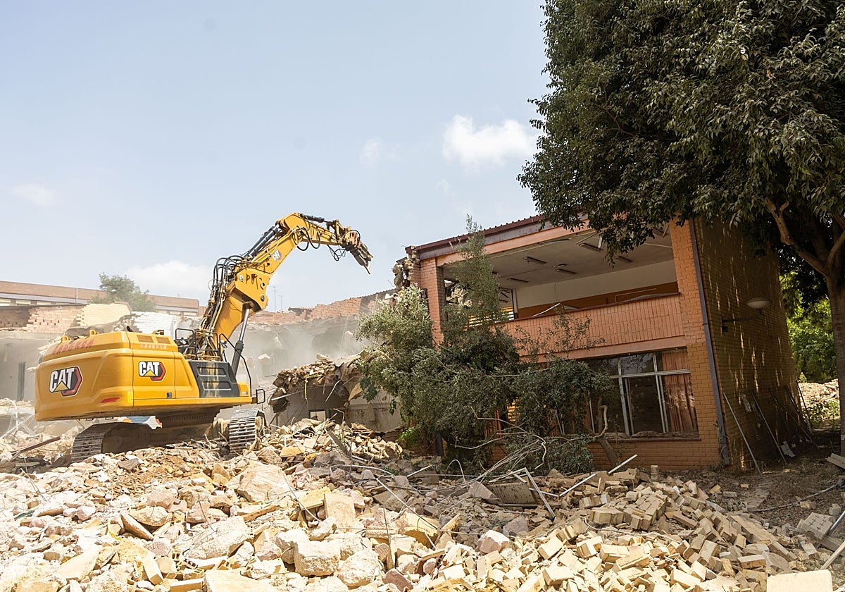 Trabajos de demolición en el colegio de Primaria Lluís Vives de Massanassa.