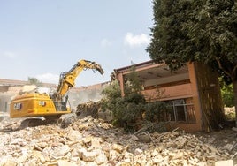 Trabajos de demolición en el colegio de Primaria Lluís Vives de Massanassa.