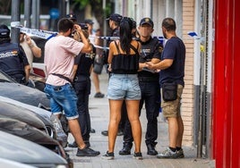 Varios policías en la puerta del edificio donde murió el ciudadano chino.