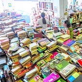 El mar de libros que llena de contenido el local de la Malvarrosa.